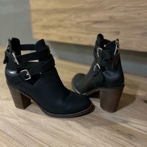 Rusdsak like new, loved them too much and bought larger size… too big for me.